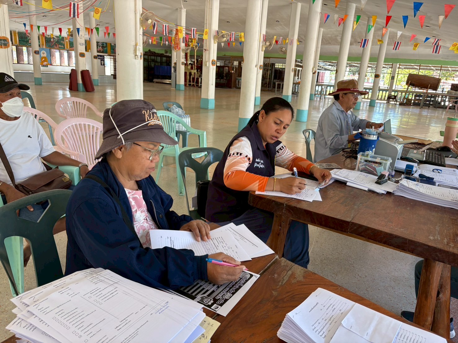 title - วันที่ 6-9 มกราคม พ.ศ.2569  นายวิทูล ประดิษฐบุญ ปฏิรูปที่ดินจังหวัดปราจีนบุรี  มอบหมายให้เจ้าหน้าที่ ส.ป.ก. ปราจีนบุรี กลุ่มยุทธศาสตร์และการปฏิรูปที่ดิน  ลงพื้นที่ให้บริการยื่นคำขอออกโฉนดเพื่อการเกษตร โฉนดต้นไม้ และรับคำร้องในการยื่น แจ้งครอบครองข้อ 62 ให้แก่เกษตรกร